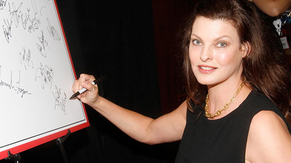 Linda Evangelista Linda Evangelista gibt ein Autogramm