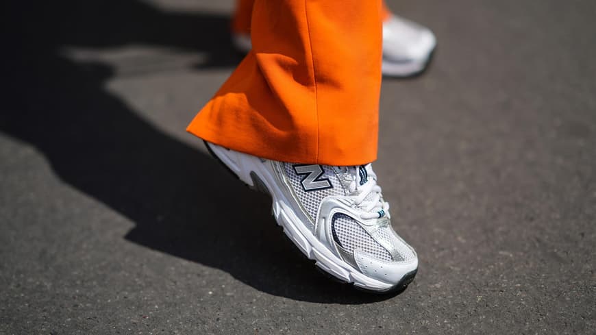 New Balance 530 kombinieren: So tragen wir das stylische Modell New Balance Sneaker in Weiß