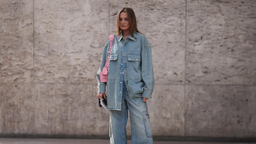 Jeanshemd kombinieren: So wird der Denim-Look im Frühling/Sommer 2023 richtig gestylt Frau im Denim-Look