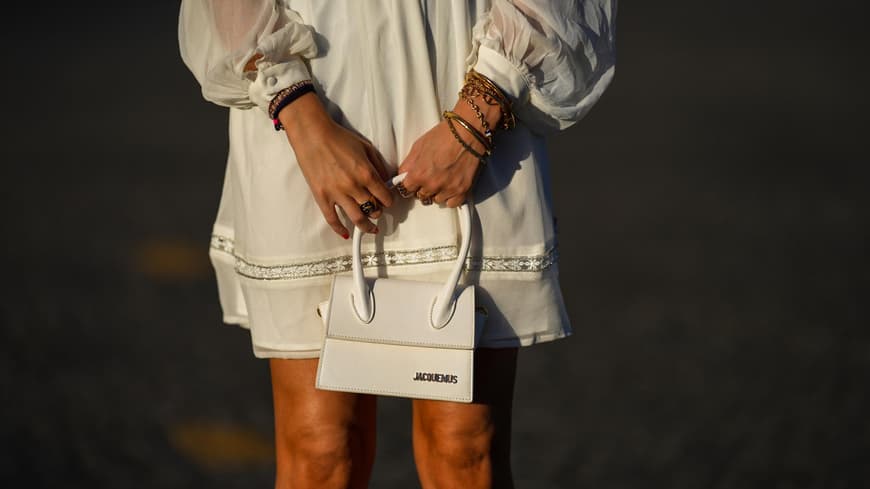 Französinnen schwören im Sommer 2023 auf diese eleganten Trend-Kleider Streetstyle mit weißem Boho-Kleid