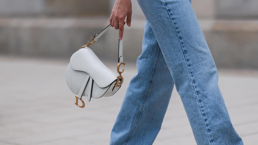 Dior Saddle Bag: Alles über die berühmte Designertasche Frau trägt Dior Saddle Bag
