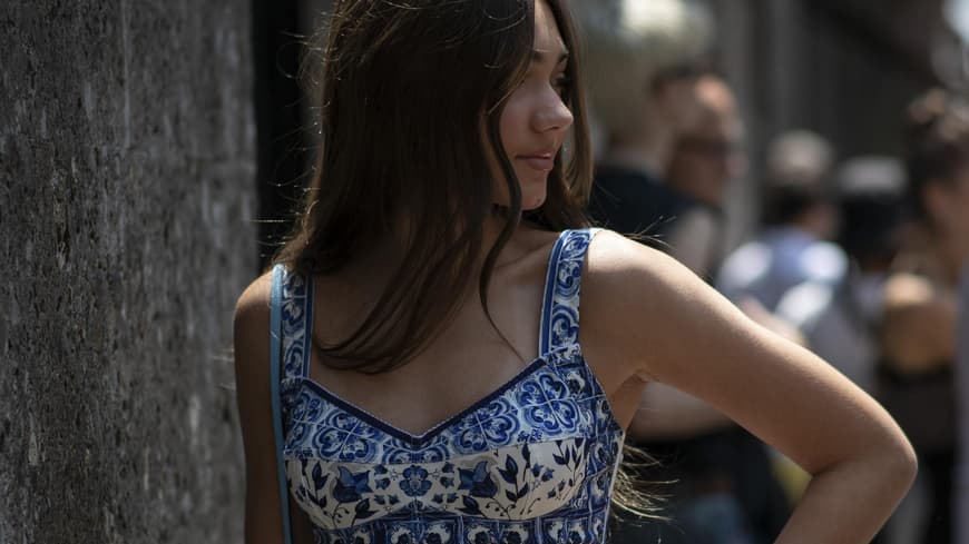 Street Style Frau im Sommeroutfit Street Style Frau im Sommeroutfit