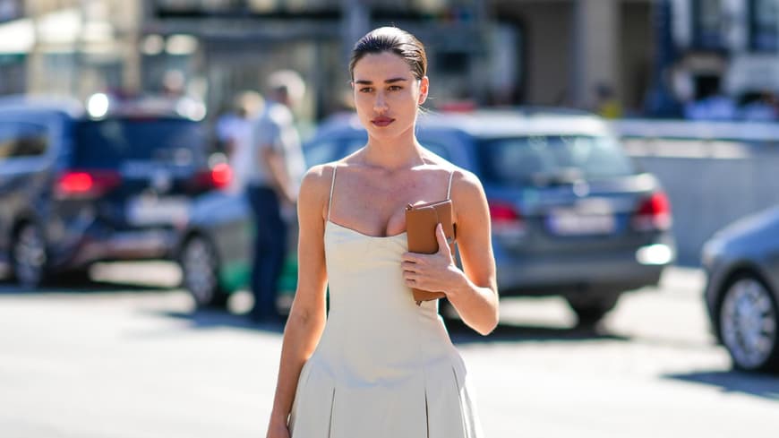 5 lange Kleider von H&M, die nach Luxus aussehn Streetstyle mit cremefarbenem Kleid