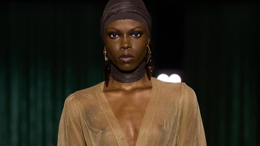 Paris Fashion Week 2024: Saint Laurent setzt auf Naked Dressing Frau trägt Naked Dress