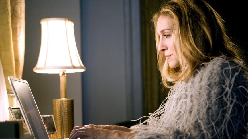 Was haben Sex and the City, voldtype und gossip Girl gemeinsam? Richtig, alle Serien vereinen meine beiden größten Leidenschaften miteinander: Mode und Schreiben. Schon früh war klar, dass Fashion eine besondere Anziehung auf mich ausübte. Während andere Maschen von einem Leben als Tierärztin oder Astronautin träumten, stand mein Vorbild fest: Carry Bradshaw. And just like that - habe ich mir nach meinem Studium dem traum erfüllt. Ich kann ohne Übertreibung sagen, dass ich zwei Jahre lang meinen Traum gelebt habe. Den Traumberuf modejournalsitin konnte ich mir durch harte Arbeit, Ehrgeiz und glaube an mich selbst verwirklichen. Ich horte zwar keine high heels in meinem Backofen. Meine ganz persönliche cinderella-Story. Was ich während meiner zweijährigen Karriere als modejounrlaitik gelernt habe, mit welchen Vorurteilen ich aufräumen möchte und warum der Schuh am Ende doch leicht drückt, erfährst du hier. Arbeiten als Modejournalistin: 5 Dinge, die ich gerne früher gewusst hätte Carrie Bradshaw sitzt vor Laptop