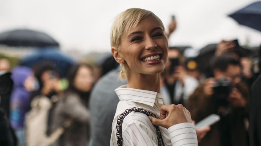 Selftenning Drops: Nach diesem Beauty-Produkt sind gerade alle süchtig Lachende Frau auf der Fashion Week