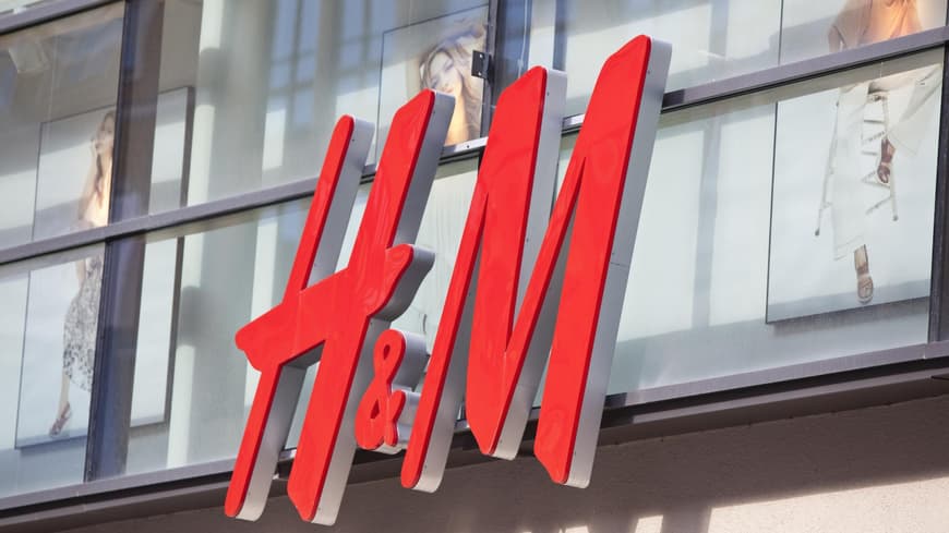 Kein Kleid zaubert so eine schöne Silhouette wie das schwarze Kleid von H&M H&M Store