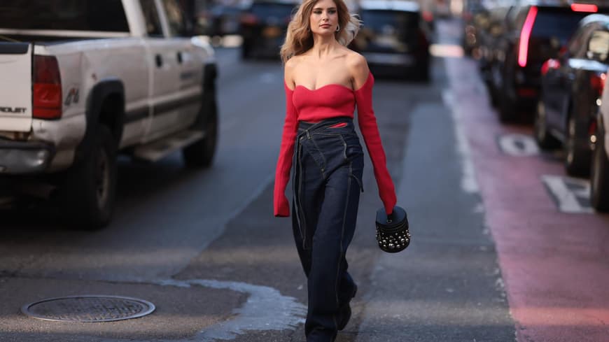 Dunkelblau kombinieren: Mit diesen Styling-Tipps wirkt der Farbton besonders elegant Xenia Adonts in dunkelblauer Jeans