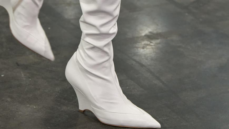 Keilabsätze feiern ihr Comeback – so stylst du den Mode-Trend 2025 Weißer Stiefel