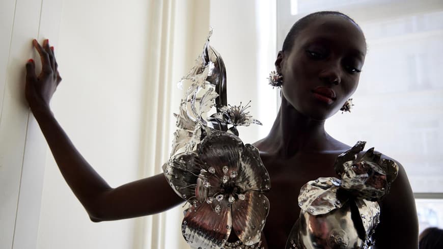 Parfum-Trend Model mit Blumenlook