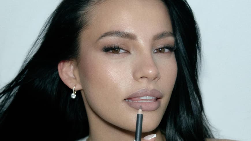 Ivana Santacruz x MAC Cosmetics Ivana trägt eine Lippenkombi von MAC auf