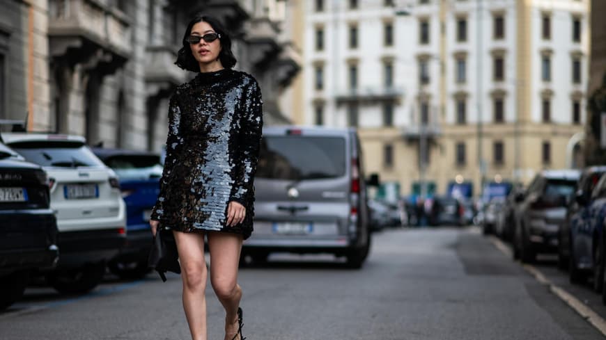 Frau in Paillettenkleid Streetstyle Frau in Paillettenkleid Streetstyle