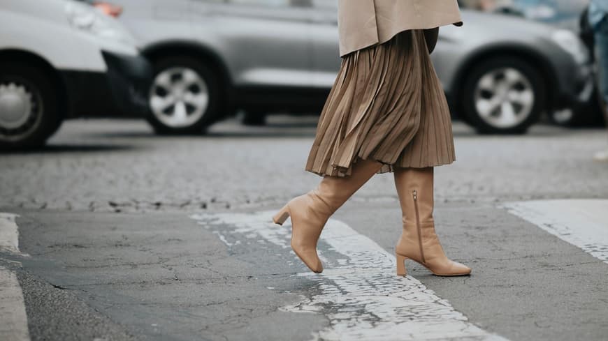 Beigefarbene Stiefel Beigefarbene Stiefel