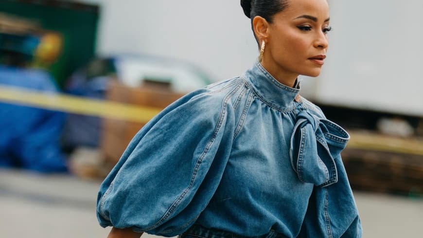 Frau mit Schleifen-Bluse Frau mit Schleifen-Bluse