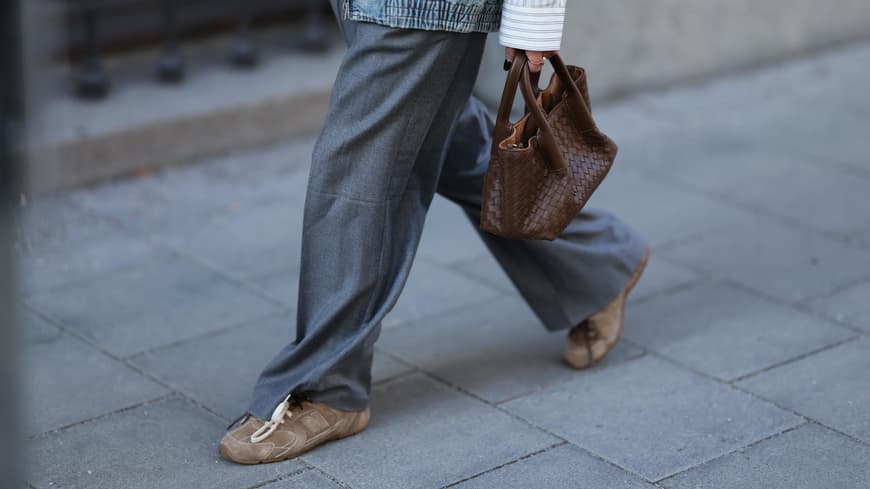 Warum wir im Frühling 2026 nur noch Skinny Sneaker tragen Warum wir im Frühling 2026 nur noch Skinny Sneaker tragen