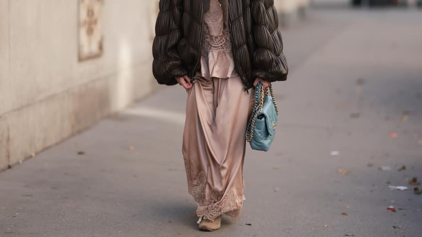 Die Rock-Sneaker-Kombi ist die neue Style-Uniform der Fashion Girls für 2026 Die Rock-Sneaker-Kombi ist die neue Style-Uniform der Fashion Girls für 2026