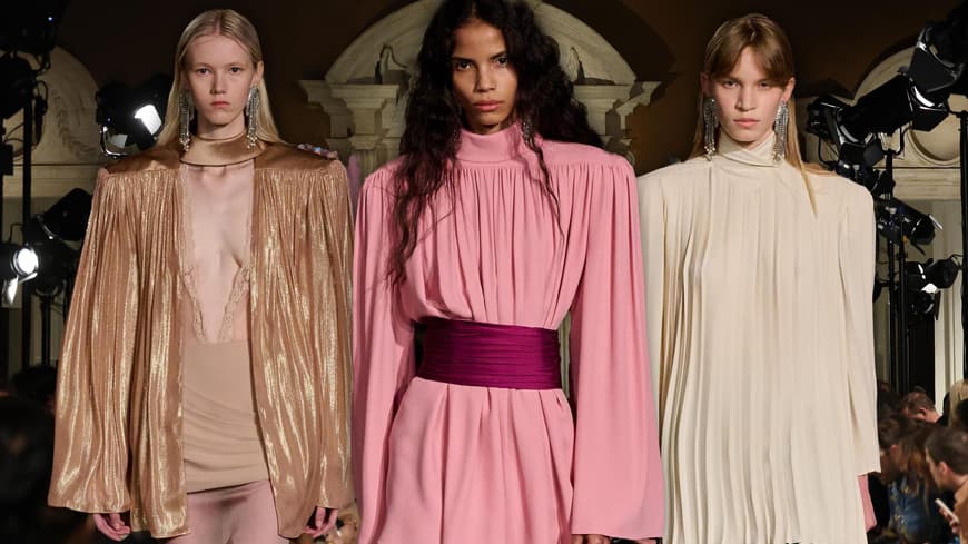 Laut Valentino: Das ist das wichtigste Mode-Detail 2026 für Jacken, Kleider und Co. Laut Valentino: Das ist das wichtigste Mode-Detail 2026 für Jacken, Kleider und Co.