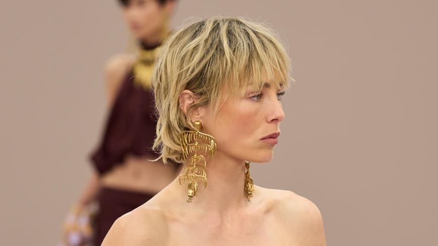 Diese blonde Kurzhaarfrisur liegt im Frühling 2026 besonders im Trend Diese blonde Kurzhaarfrisur liegt im Frühling 2026 besonders im Trend