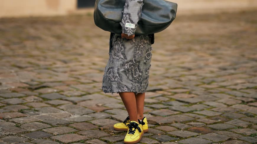 Bunte Sneaker kombinieren: So gelingt das Styling Bunte Sneaker kombinieren: So gelingt das Styling