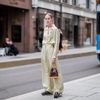 Louis Vuitton Sac Noé Eine Frau trägt eine Sac Noé Tasche von Louis Vuitton