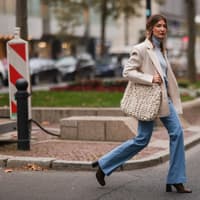 So kombinierst du Rollkragenpullover Frau trägt Rollkragenpullover auf der Straße