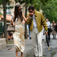 Verliebtes Paar Pärchen hält Händchen