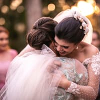 Kleider für Brautmütter: Diese Modelle stehen ihnen besonders gut Frau umarmt Brautmutter