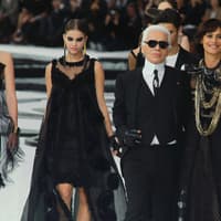 Karl Lagerfeld: Alles über den genialsten Designer seiner Zeit Karl Lagerfeld läuft zum Abschluss seine Chanel-Show auf dem Catwalk
