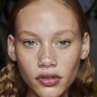 Sonnencreme gegen Pigmentflecken Model mit Sommersprossen