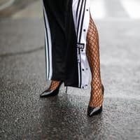 Netzstrumpfhose kombinieren: 5 Styling-Ideen, mit denen das Fishnet-Teil zum edlen Hingucker wird Netzstrumpfhose und Pumps
