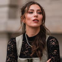 Masha Sedgwick trägt dunkelgrünes Dirndl und schwarze Spitzenbluse und offene Haare mit Wellen Oktoberfest Make-up Masha Sedgwick trägt dunkelgrünes Dirndl und schwarze Spitzenbluse und offene Haare mit Wellen Oktoberfest Make-up