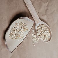 Haferflocken-Alternativen Haferflocken auf einem Löffel