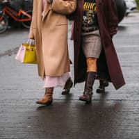 Zwei Frauen mit braunen Stiefeln Zwei Frauen mit braunen Stiefeln