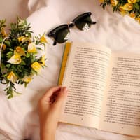 Buch und gelbe Blumen Buch und gelbe Blumen