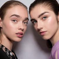 Zwei Models mit makelloser Haut Zwei Models mit makelloser Haut