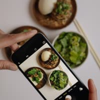 Instagram-Accounts für den Veganuary Veganes Essen wird mit einem Smartphone fotografiert