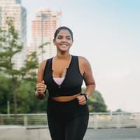 Sport machen, ohne es zu merken Frau joggt an der frischen Luft