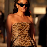 Frau mit Leo-Print Outfit Frau mit Leo-Print Outfit