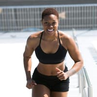 Mindset beim Abnehmen Frau joggt und lächelt