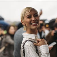 Selftenning Drops: Nach diesem Beauty-Produkt sind gerade alle süchtig Lachende Frau auf der Fashion Week