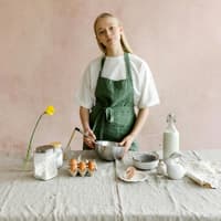 Frau mit grüner Schürze backt Kuchen Frau mit grüner Schürze backt Kuchen