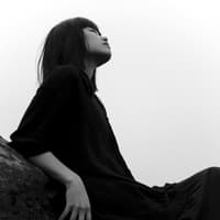 Wochenhoroskop: Das halten die Sterne bereit Schwarz-weiß Bild einer Frau