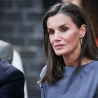 Königin Letizia: Stoppt Slutshaming! Königin Letizia im grauen Kleid