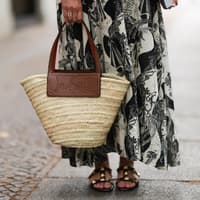 3 Strandtaschen, die deine (Urlaubs-) Looks noch interessanter wirken lassen Korbtasche mit braunem Leder