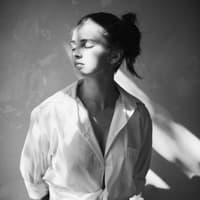 Wochenhoroskop Schwarz-weiß Fotografie einer Frau im Licht