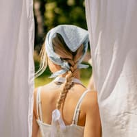 Textilerfrischer Frau zwischen Wäsche