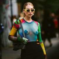 CSD Outfit Ideen: So gelingt dein Look CSD Outfit Ideen: Frau im bunten Oberteil