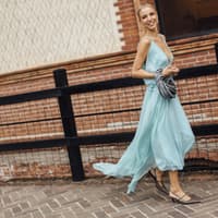 Was ziehe ich zu einer Taufe an? Leonie Hanne in einem Kleid