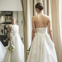 Brautfrisur dünnes Haar Braut vor Spiegel