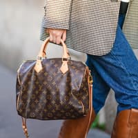 Louis Vuitton Speedy Frau mit Louis Vuitton Speedy